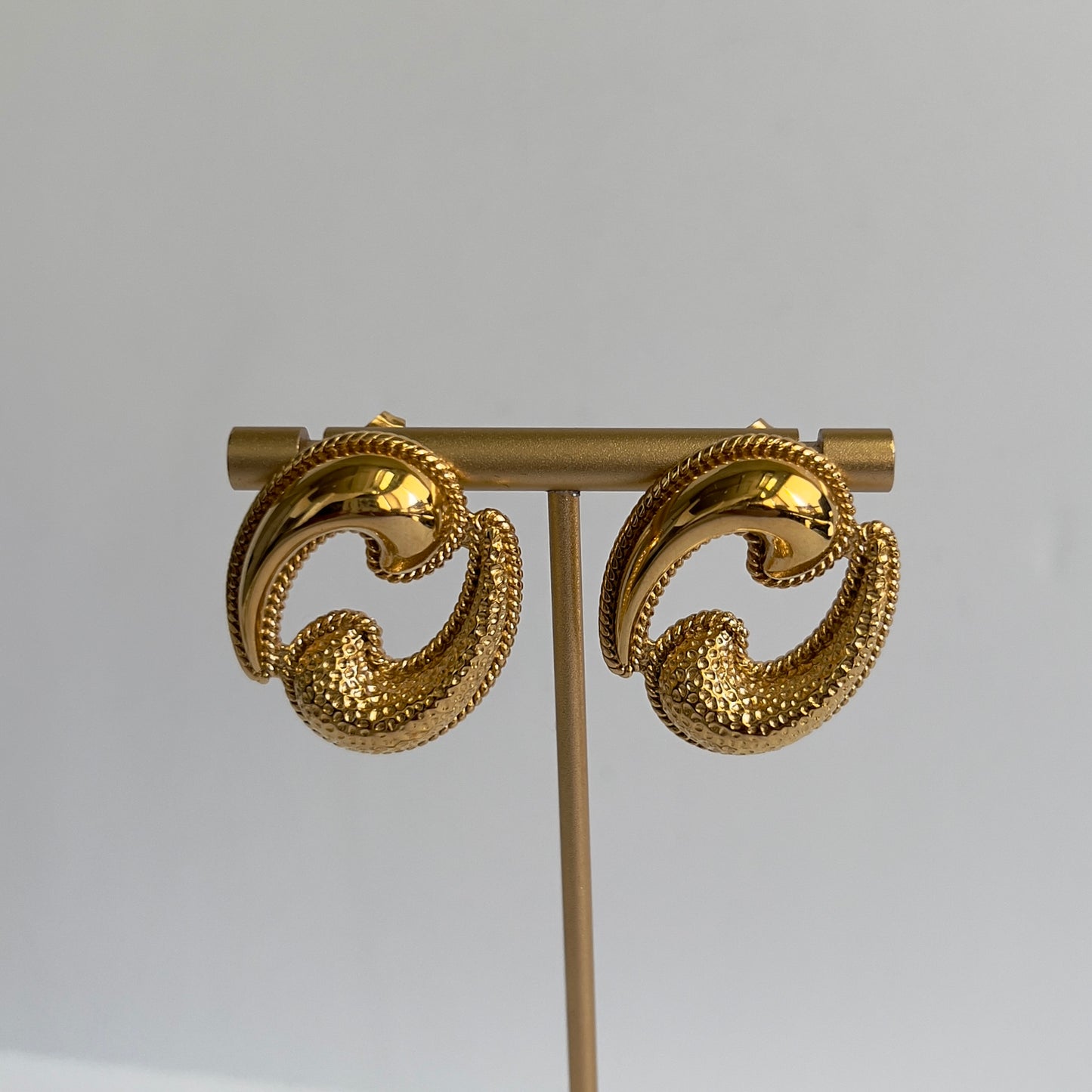 GOLD VINTAGE SPRING EARRINGS