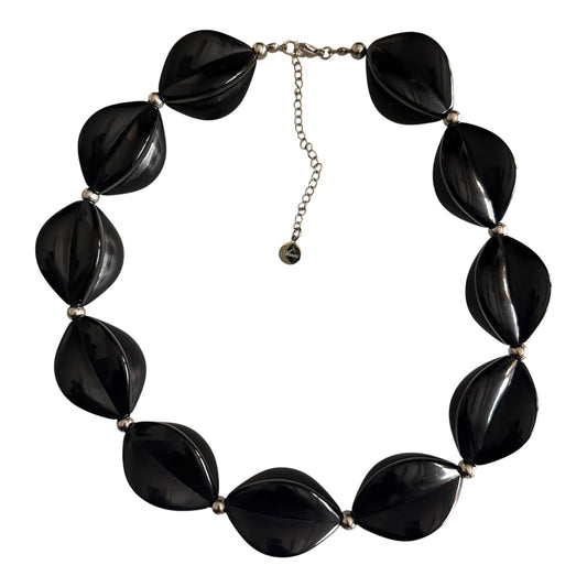 THE NOIR PETAL NECKLACE