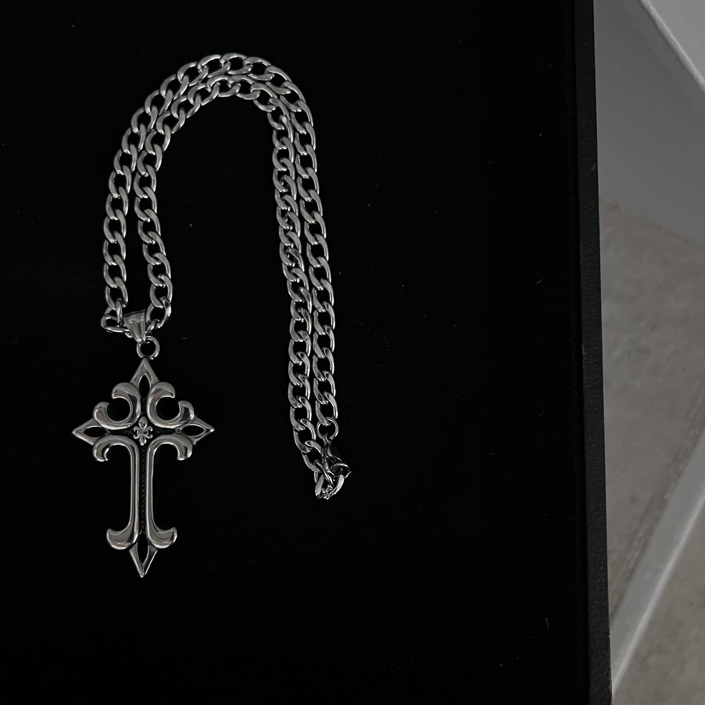 CRUCIFIX CHAIN NECKLACE